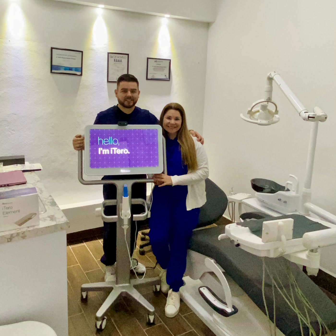Los dos odontólogos de Smile Align junto al escáner intraoral de su consultorio