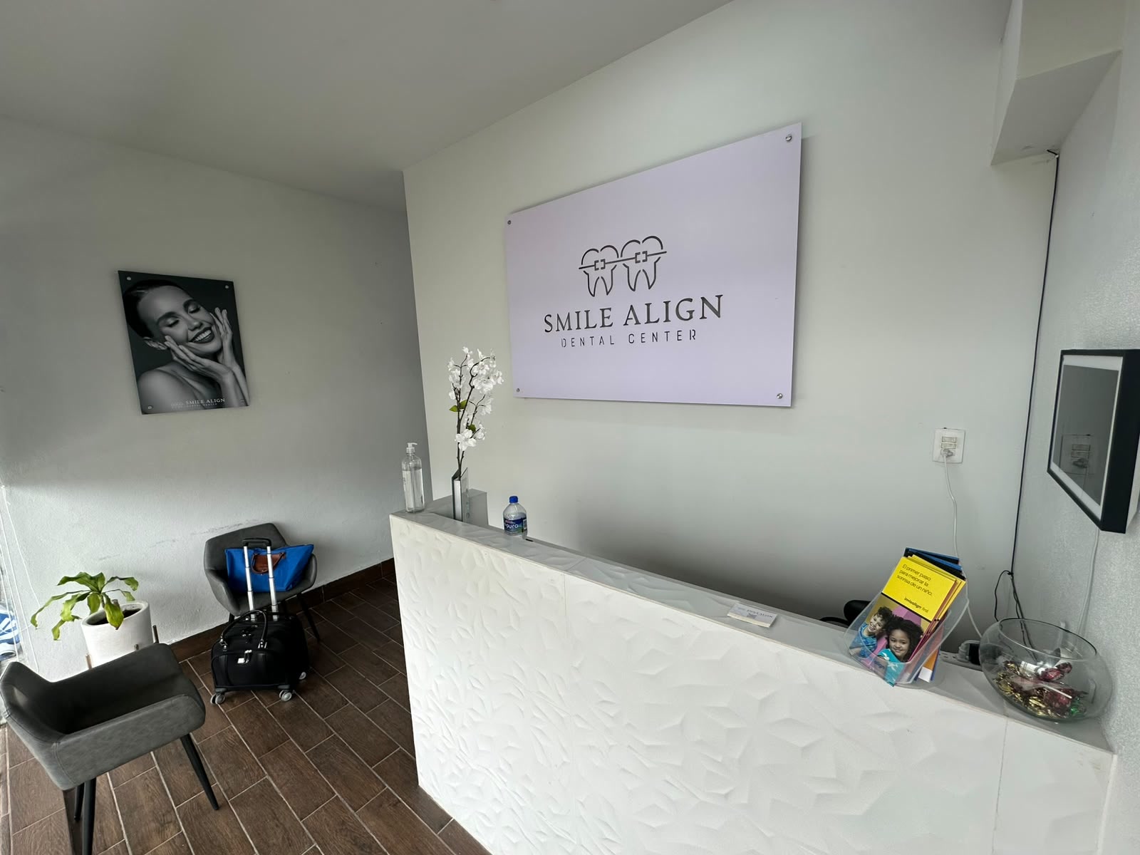 Recepción de Smile Align Dental Center con el letrero de la clínica